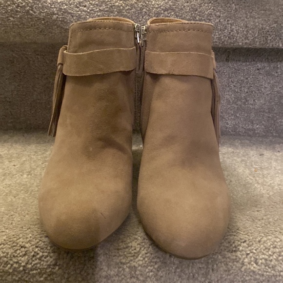 FRANCO SARTO WOMANS CREAM BOOTIES WITH TASSLE IN SIZE 7.5W - Picture 2 of 4